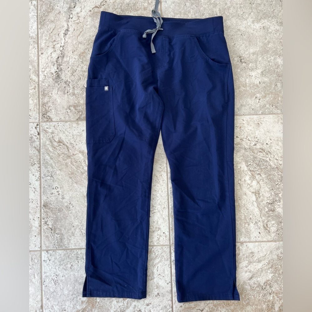 FIGS Women’s Kade Cargo Scrub Straight Leg Pants in Navy Blue (PO#: 2786), Large